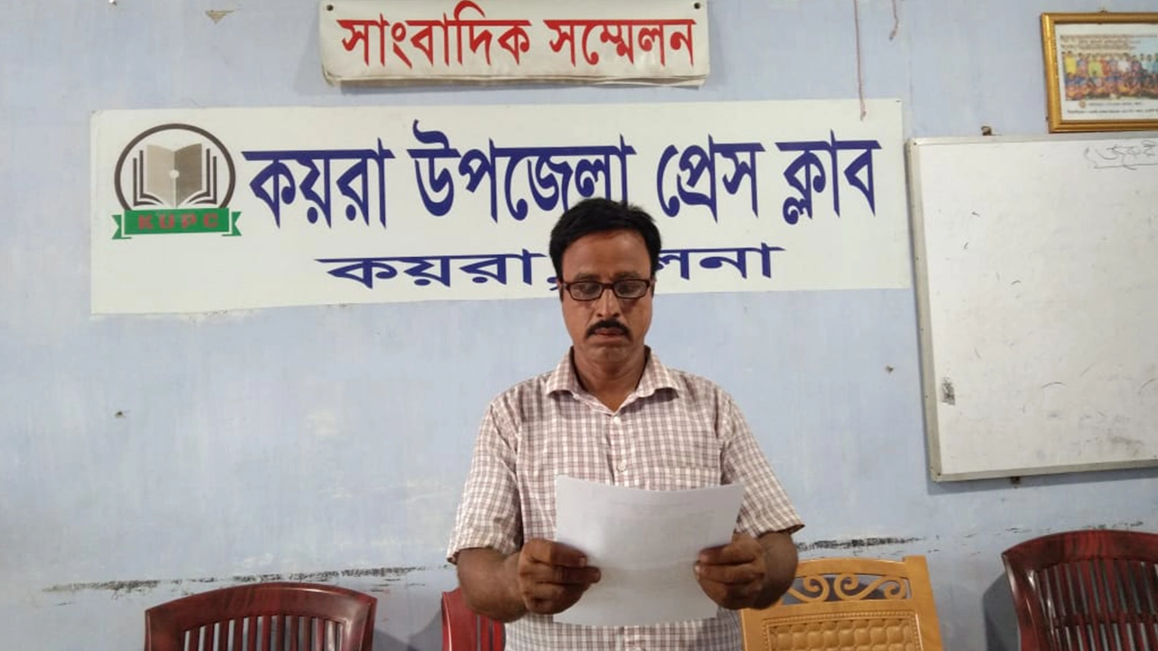 খুলনার কয়রা উপজেলা প্রেস ক্লাবে সংবাদ সম্মেলনে আ. হামিদ শেখ। ছবি : কালবেলা