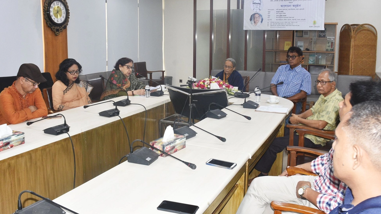 বাংলা একাডেমির শহিদ মুনীর চৌধুরী সভাকক্ষে আলোচকরা। ছবি : কালবেলা
