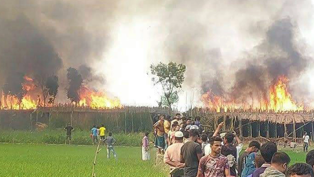 রাজশাহীর দুর্গাপুরে পানের বরজে আগুন। ছবি : কালবেলা