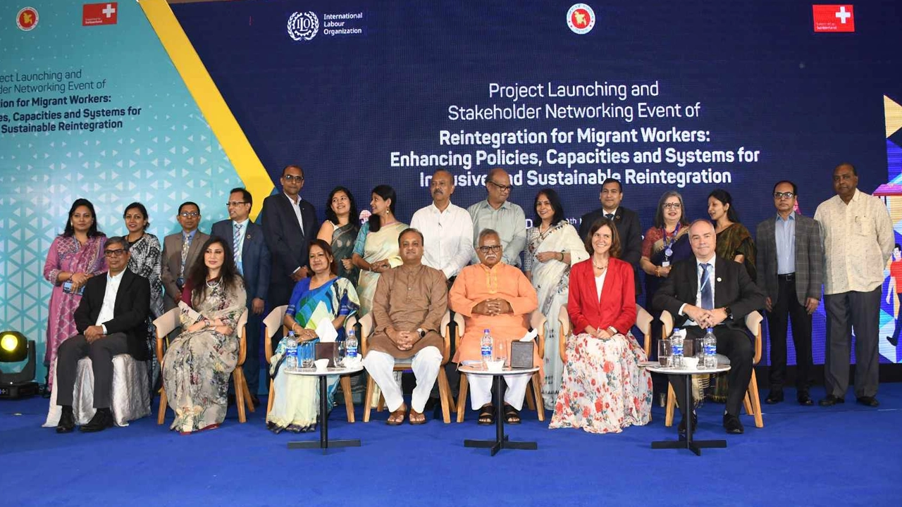দ্য প্রজেক্ট লঞ্চিং এন্ড স্টেকহোল্ডার নেটওয়ার্কিং ইভেন্ট ফর দ্য রিইন্টিগেশন অফ মাইগ্রান্ড ওয়ার্কার্স প্রজেক্ট শীর্ষক অনুষ্ঠানে অতিথিরা। ছবি : কালবেলা