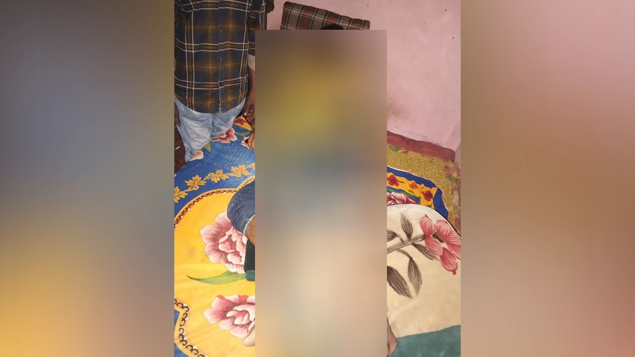 টাকা বিলি করতে গিয়ে গণপিটুনির শিকার আওয়ামী লীগ নেতা। ছবি : কালবেলা