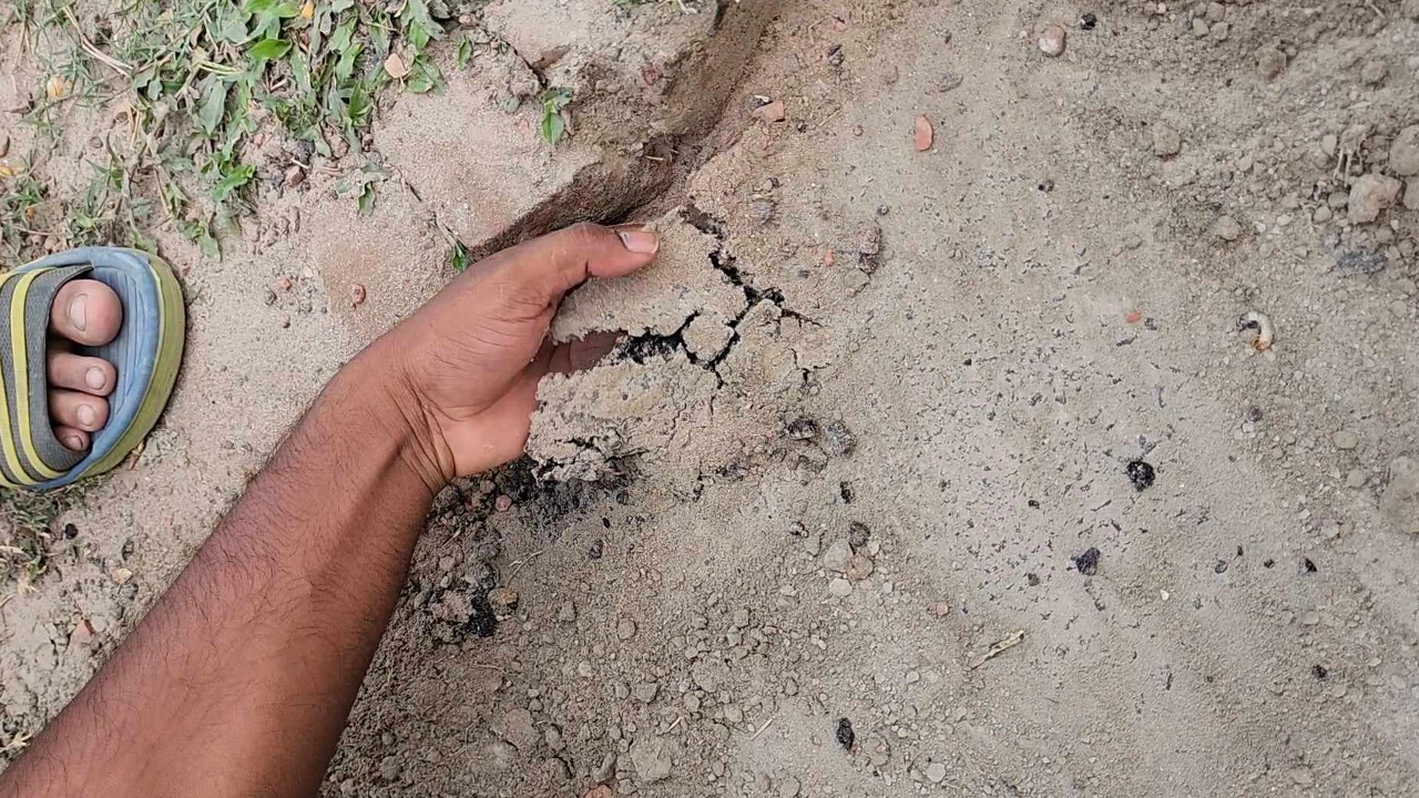 হাতের সঙ্গে উঠে আসছে রাস্তার কার্পেটিং। ছবি : কালবেলা