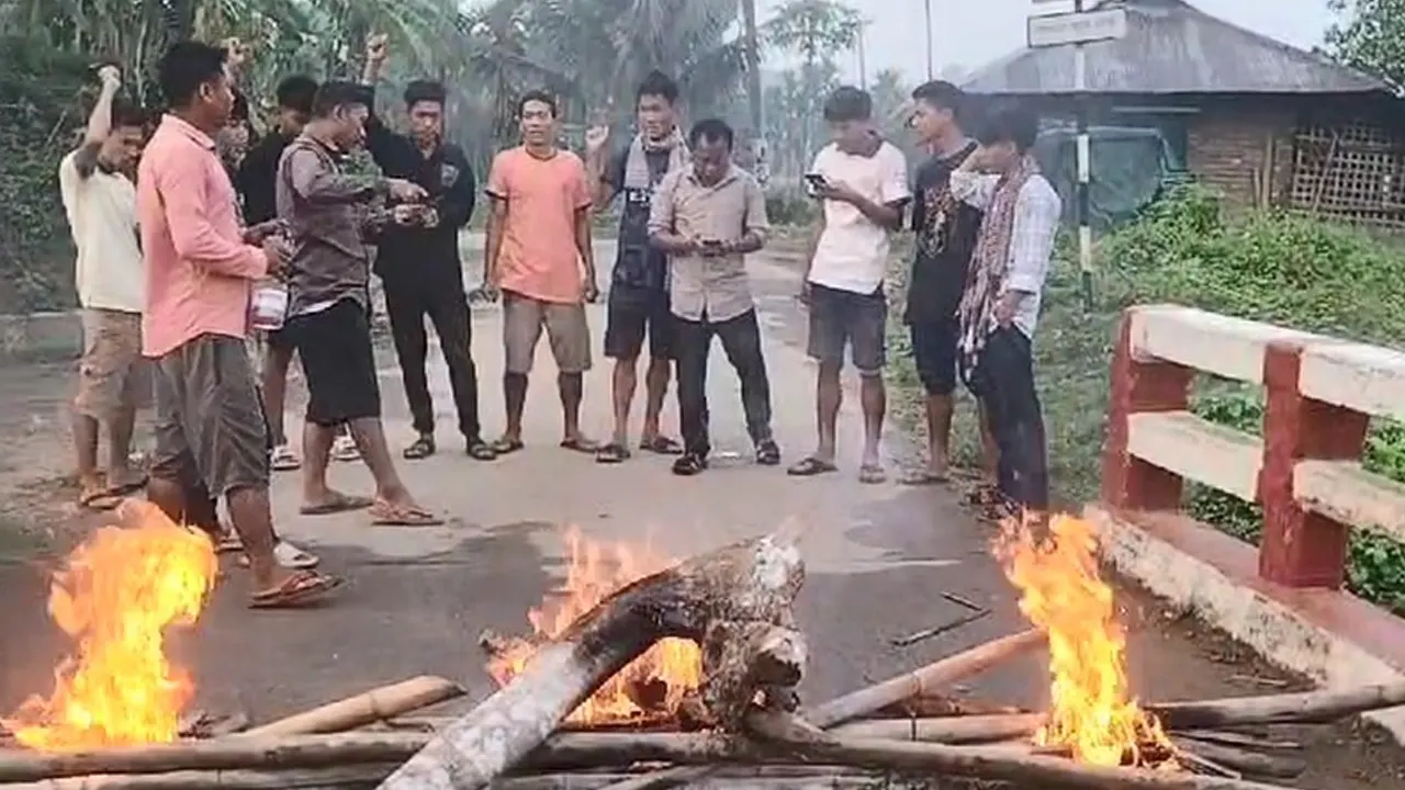 অবরোধের সমর্থনে ইউপিডিএফ কর্মীরা আগুন জ্বালিয়ে সড়ক অবরোধ করেন। ছবি : কালবেলা