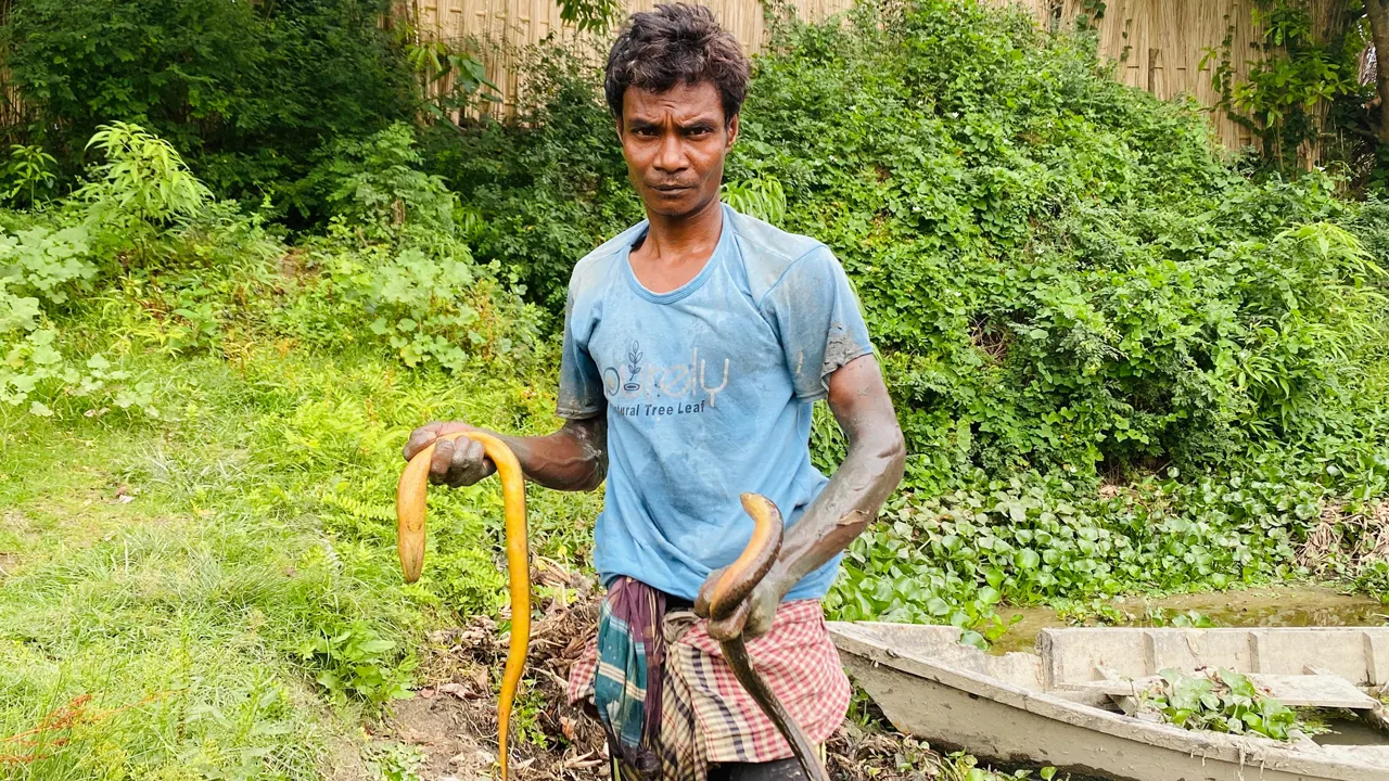 কুঁচিয়া হাতে খোকন বিশ্বাস। ছবি : কালবেলা