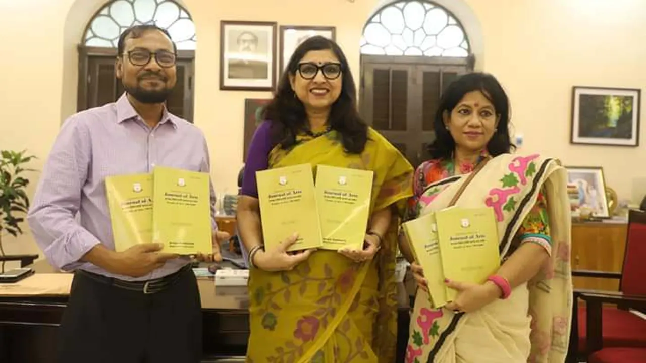 জবিতে ২ খণ্ডের জার্নালের মোড়ক উন্মোচন করেন উপাচার্য অধ্যাপক ড. সাদেকা হালিম। ছবি : কালবেলা