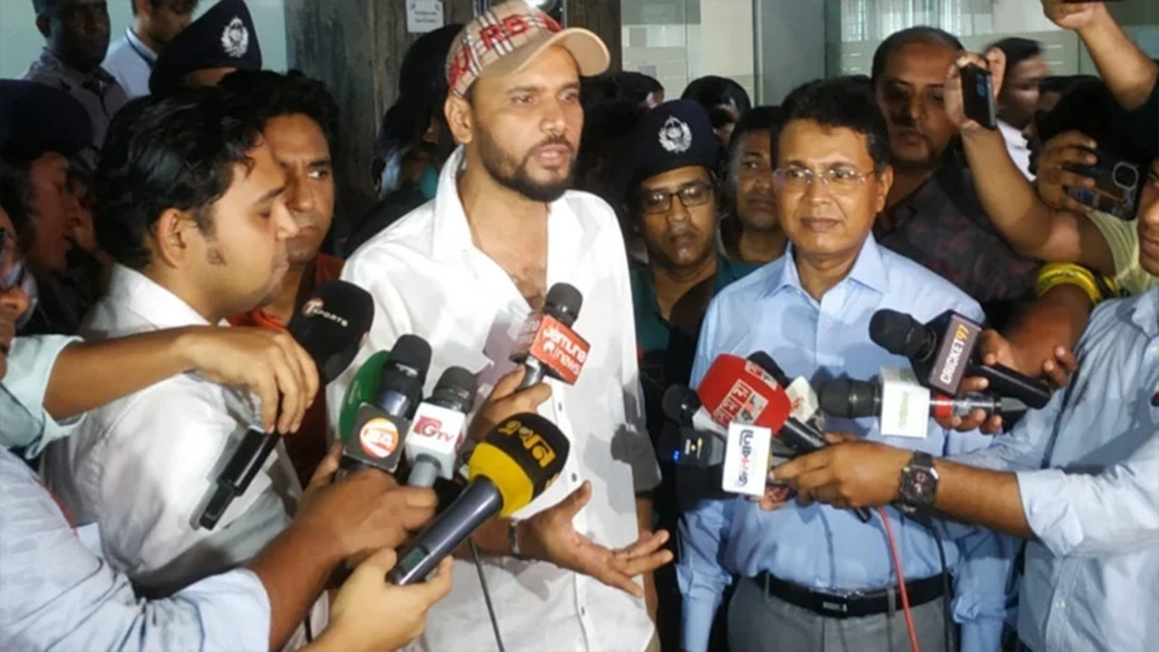 সাংবাদিকদের সঙ্গে আলাপকালে মাশরাফী। ছবি : সংগৃহীত