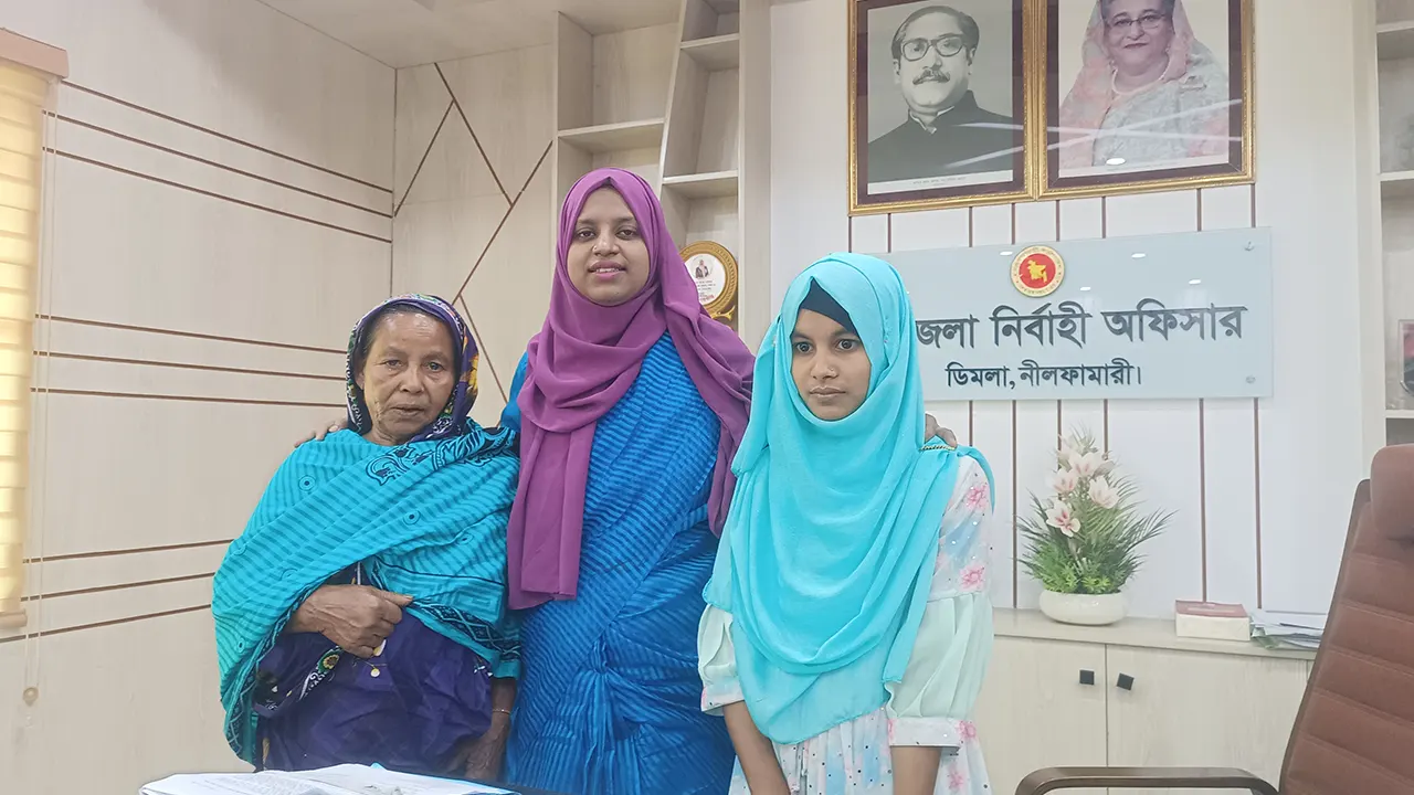 ডিমলা ইউএনও উম্মে সালমা ও শিক্ষার্থী শারমিন আক্তার মনি। ছবি : কালবেলা