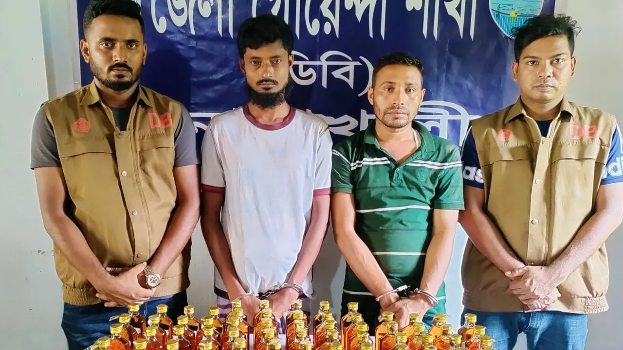 আটককৃত দুই মাদককারবারি মো. ইয়াসিন ও দেলোয়ার হোসেন। ছবি : কালবেলা