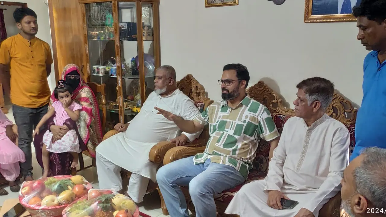 ঢাকা মহানগর উত্তরের অধীন বিভিন্ন থানা বিএনপির কারাবন্দি নেতাদের স্বজনদের খোঁজ নিতে তাদের বাসায় যান বিএনপি নেতা আমিনুল হক। ছবি : কালবেলা