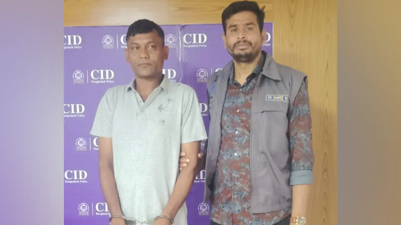 সিআইডির হাতে আটক মো. আবুল কালাম শেখ। ছবি : কালবেলা