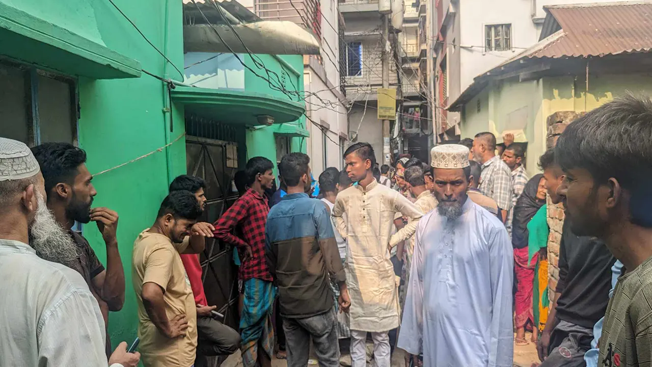 ভাড়াবাসায় দম্পত্তির মৃত্যুর খবরে তাদের দেখতে এলাকাবাসী ভিড় জমায়। ছবি : কালবেলা