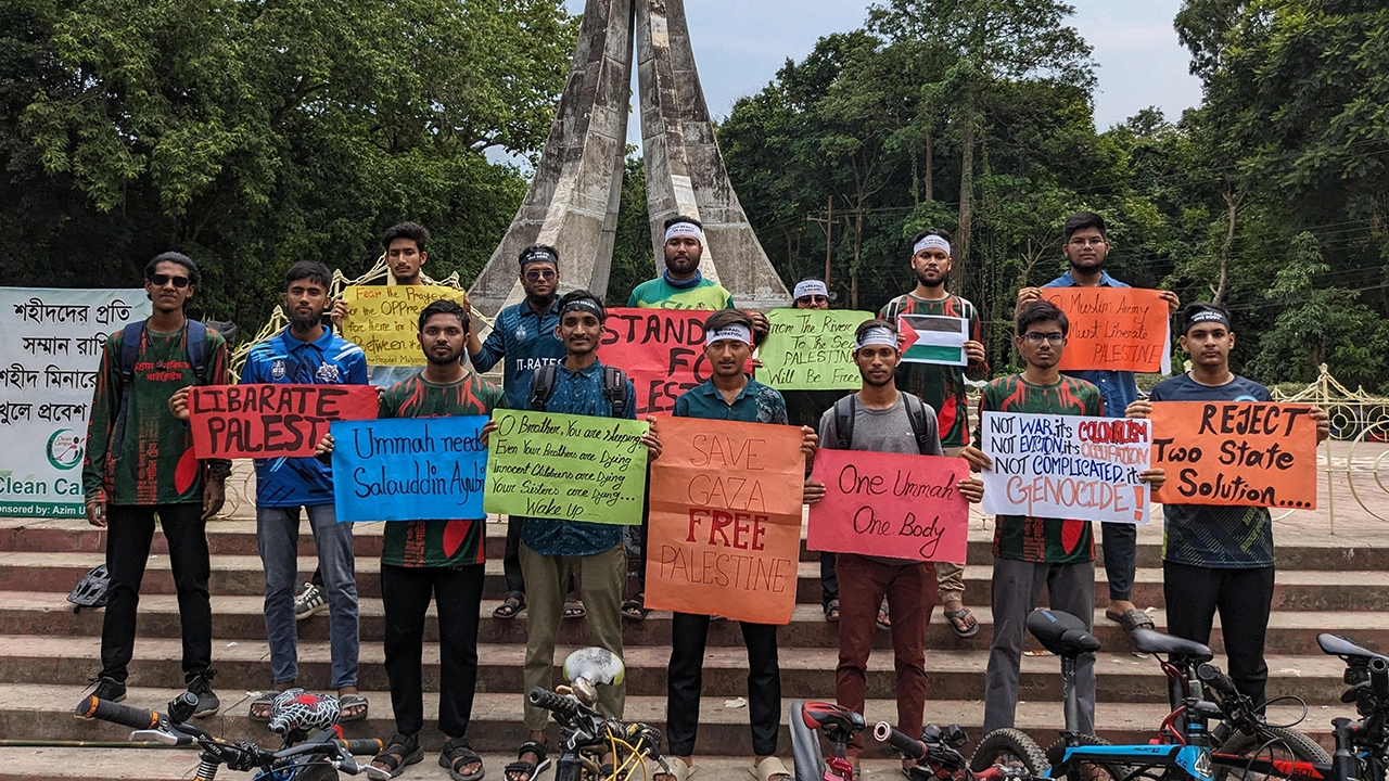 চট্টগ্রাম বিশ্ববিদ্যালয়ে ফিলিস্তিনের পক্ষে সংহতি জানিয়ে সাইক্লিস্টের র‍্যালি। ছবি : কালবেলা