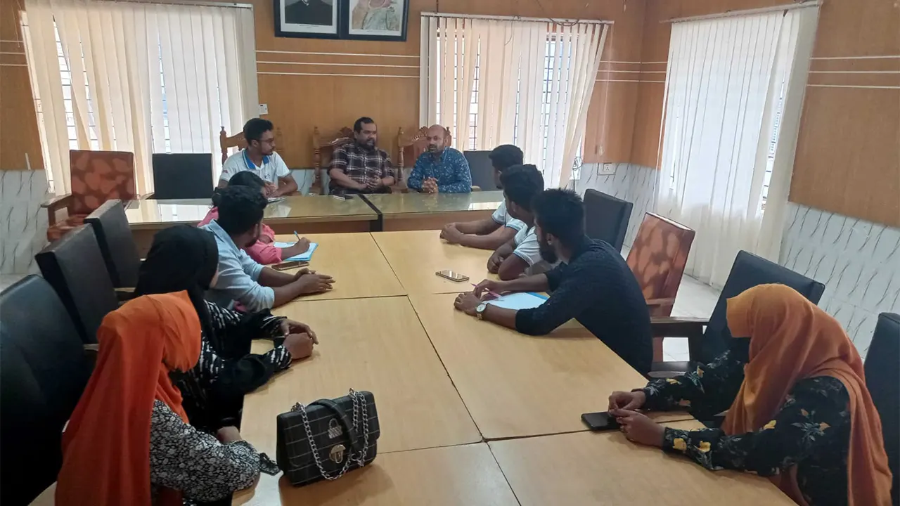 অভিযোগের পরিপ্রেক্ষিতে সদর হাসপাতালে মিটিং। ছবি : কালবেলা