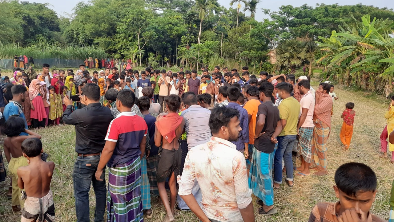 ময়মনসিংহের ত্রিশালে মরদেহ উদ্ধারের ঘটনায় স্থানীয়দের ভিড়। ছবি : কালবেলা