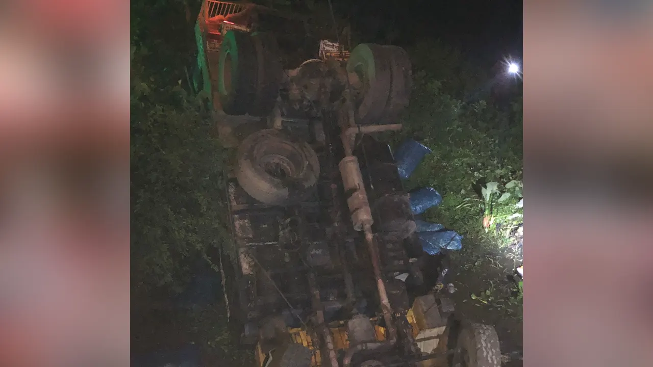 নিয়ন্ত্রণ হারিয়ে সড়কের পাশে খাদে উল্টে পড়ে আছে কাভার্ডভ্যান। ছবি : কালবেলা
