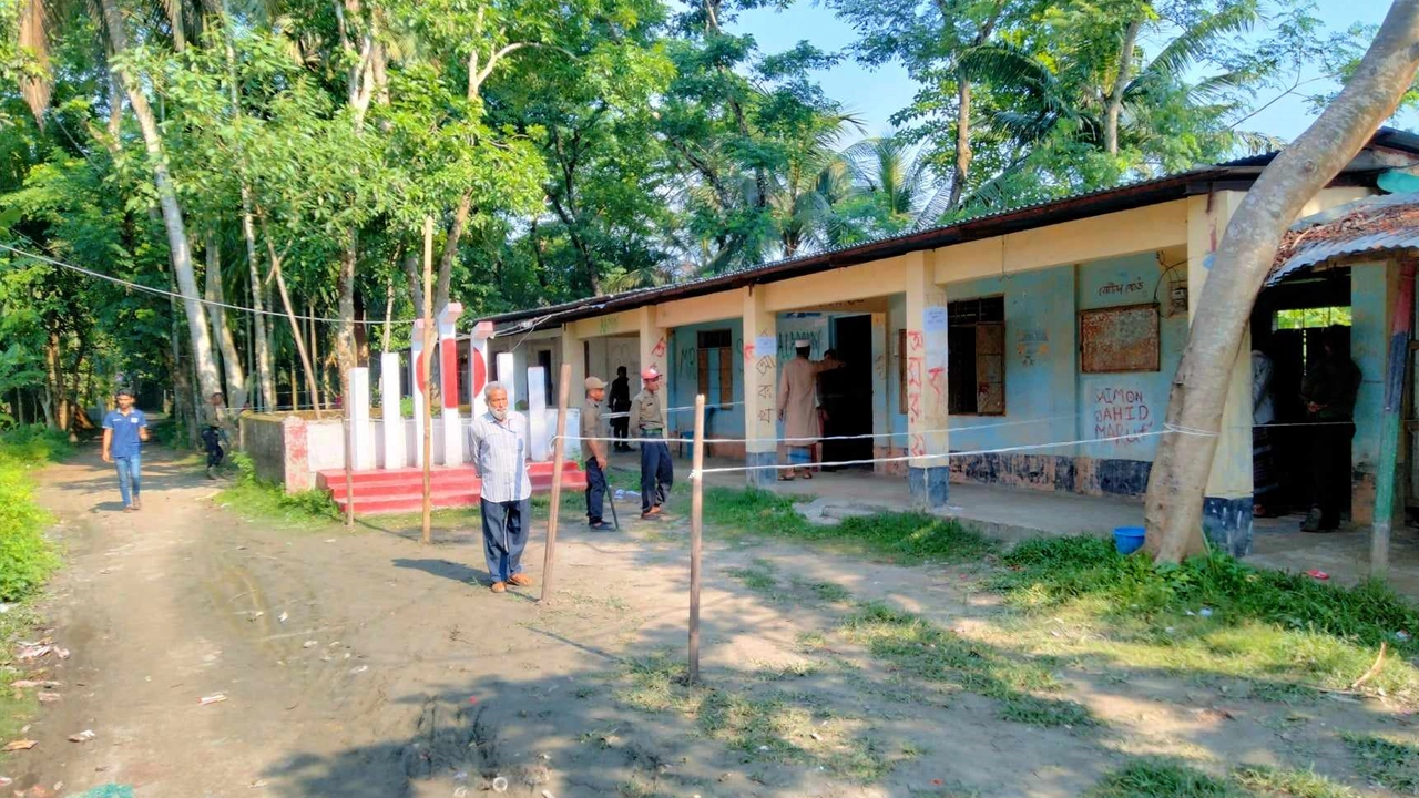 রামগঞ্জ পৌরসভার পশ্চিম আঙ্গারপাড়া সরকারি প্রাথমিক বিদ্যালয় ভোটকেন্দ্র। ছবি : কালবেলা