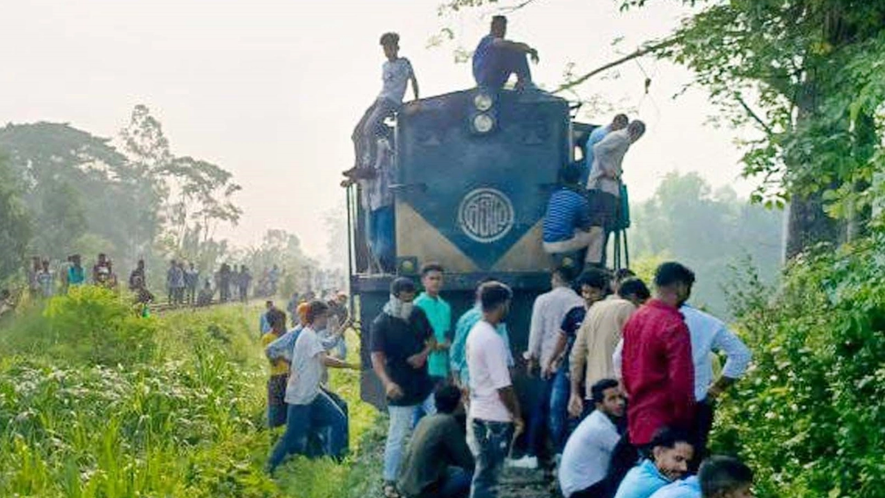 নরসিংদীতে ইঞ্জিন বিকল হওয়া ঢাকা অভিমুখী তিতাস কমিউটার ট্রেন। ছবি : কালবেলা