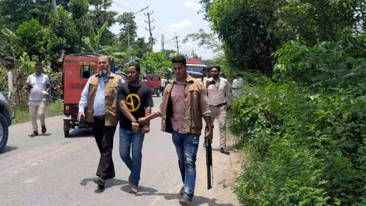 আটক একজনকে নিয়ে যাচ্ছেন আইনশৃঙ্খলা বাহিনীর সদস্যরা। ছবি : কালবেলা