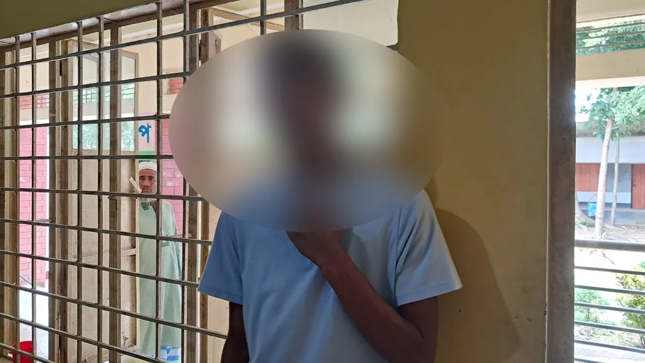 অন্যের ভোট দিতে এসে আটক কিশোর। ছবি : কালবেলা