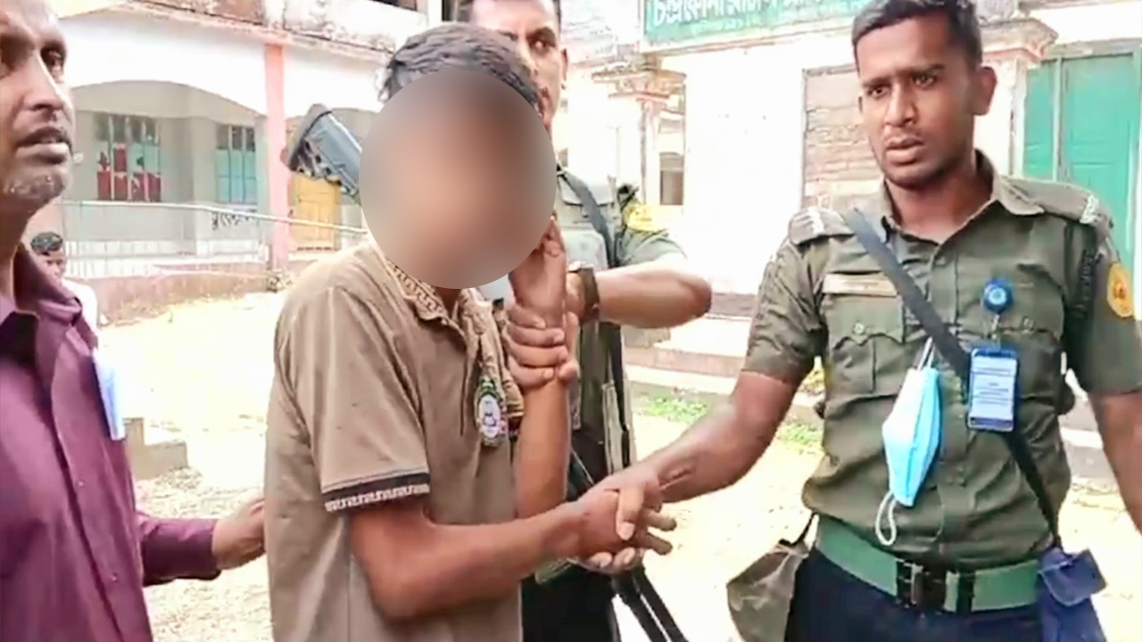 জাল ভোট দিতে গিয়ে আটক কিশোর। ছবি : কালবেলা