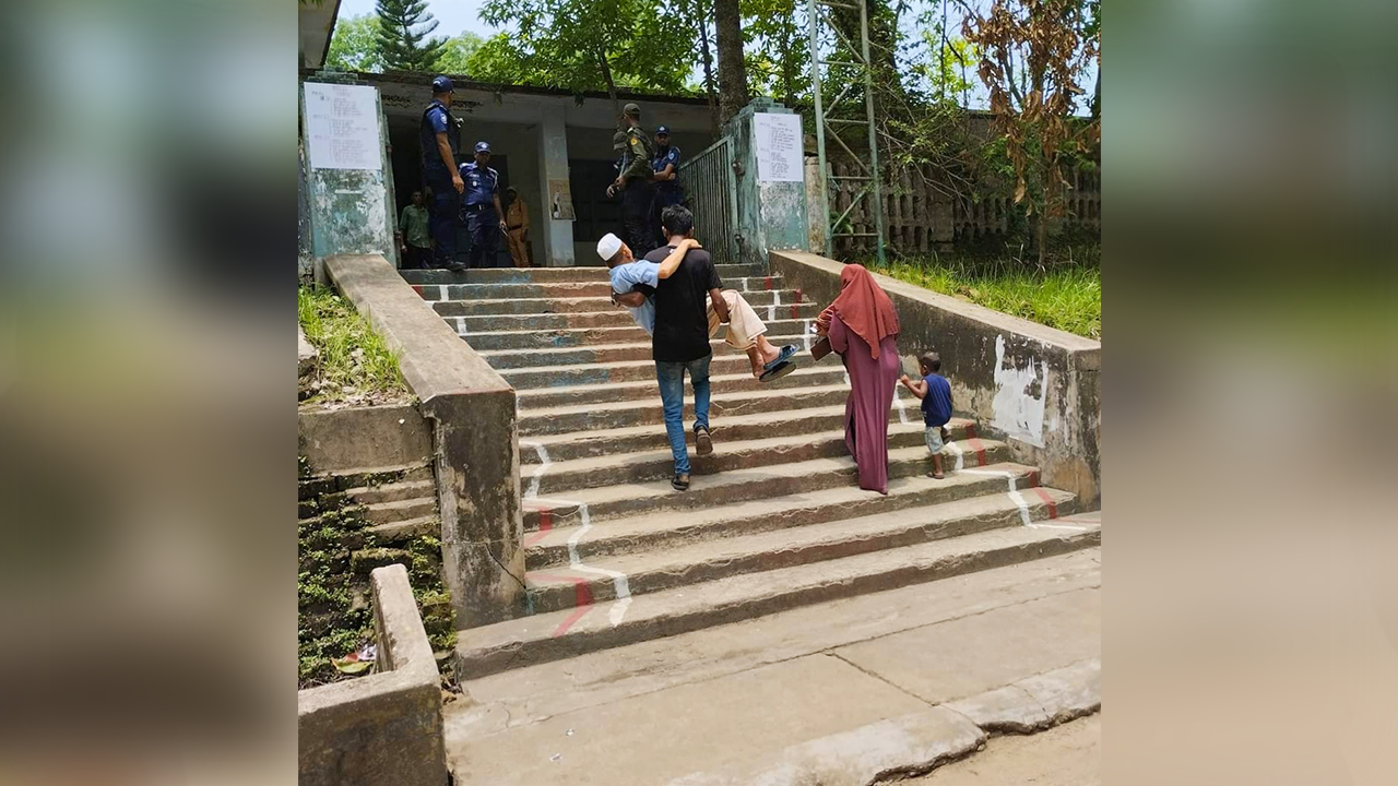 সন্তানের কোলে চড়ে ভোট দিতে যান বৃদ্ধ বাবা। ছবি : কালবেলা