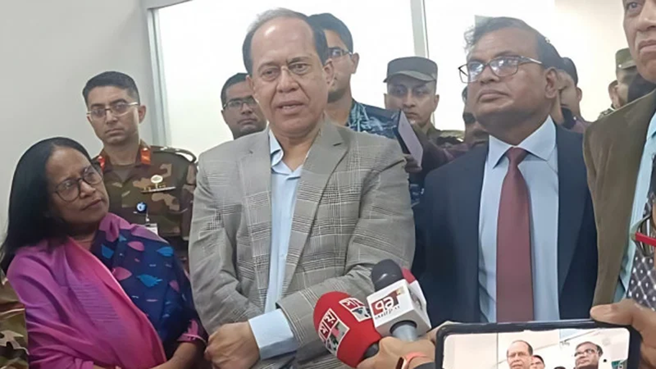 সাংবাদিকদের সঙ্গে আলাপকালে প্রধান নির্বাচন কমিশনার কাজী হাবিবুল আউয়াল। ছবি : সংগৃহীত