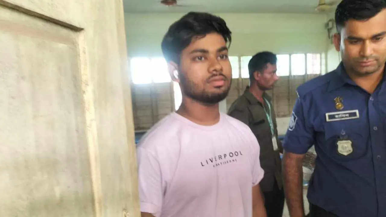 আটককৃত মো. আরিফ (জুনায়েদ)। ছবি : কালবেলা
