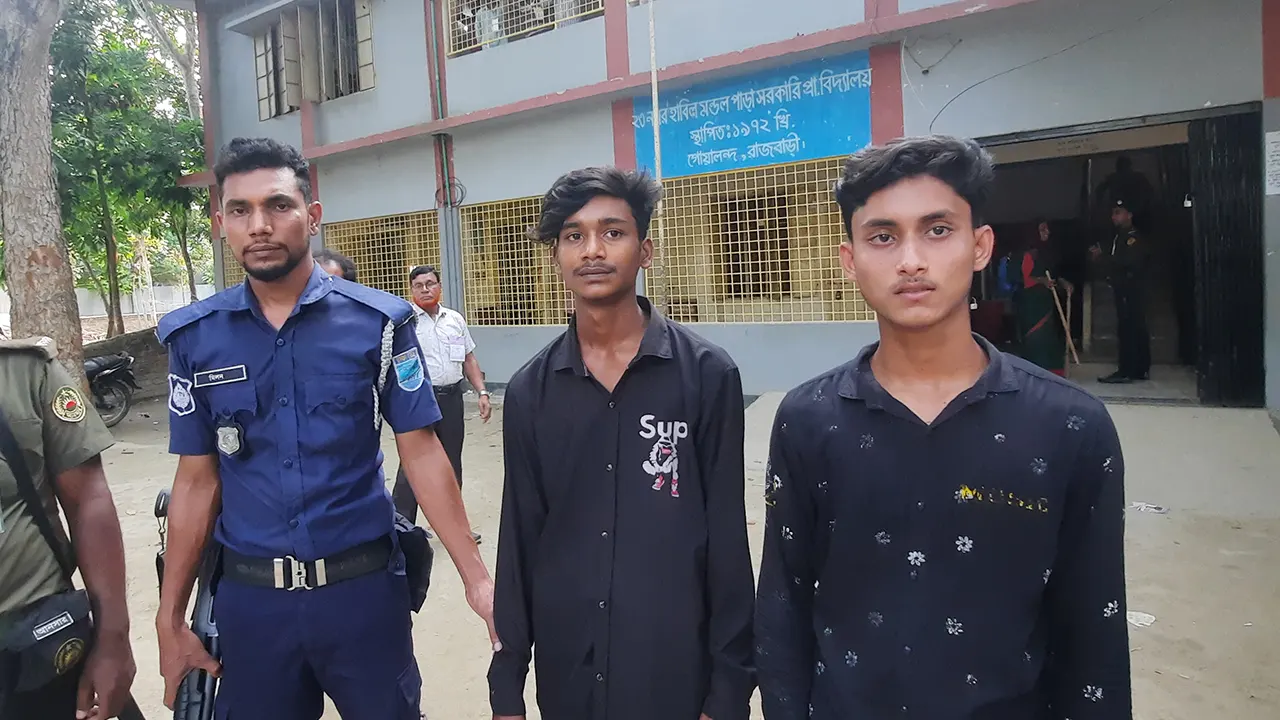 বিজয় ও মিঠুন মোল্লা। ছবি : কালবেলা