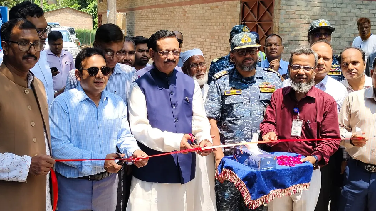 চসিকের কাছে তিন ড্রাম্প ট্রাক হস্তান্তর অনুষ্ঠানের আয়োজনে অতিথিরা। ছবি : কালবেলা