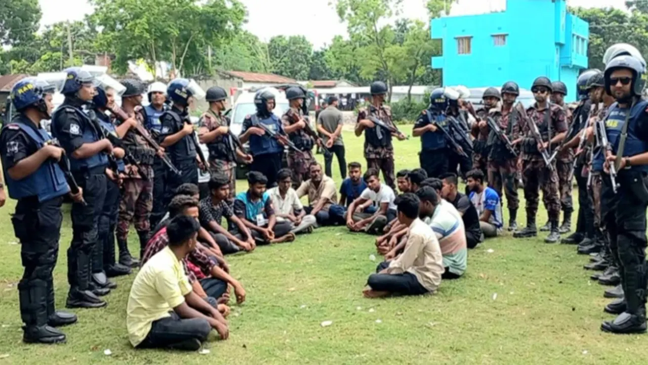 দুপক্ষের সংঘর্ষে আটককৃতরা। ছবি : কালবেলা