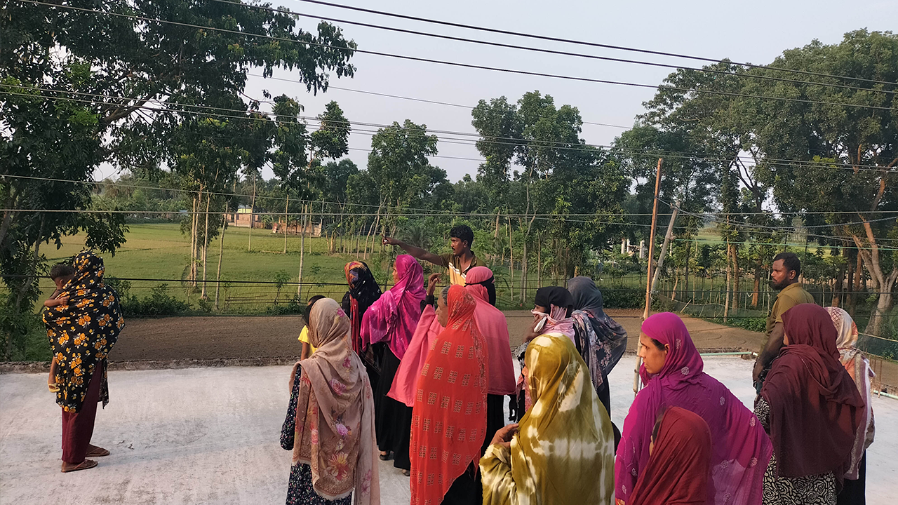 ঘটনাস্থলে উৎসুক জনতার ভিড়। ছবি : কালবেলা