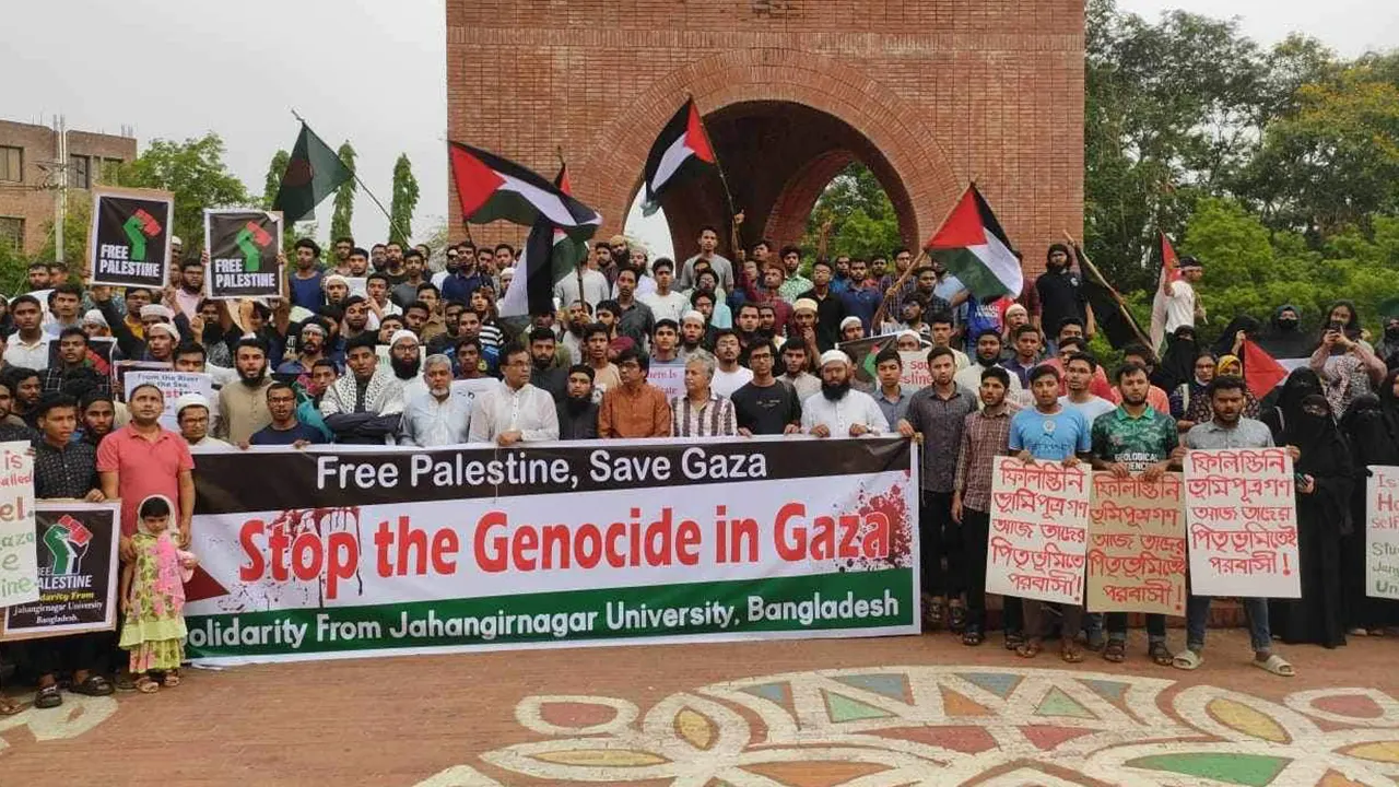 বিশ্ববিদ্যালয়ের কলা ও মানবিকী অনুষদ ভবনের সামনে সমাবেশ। ছবি : কালবেলা