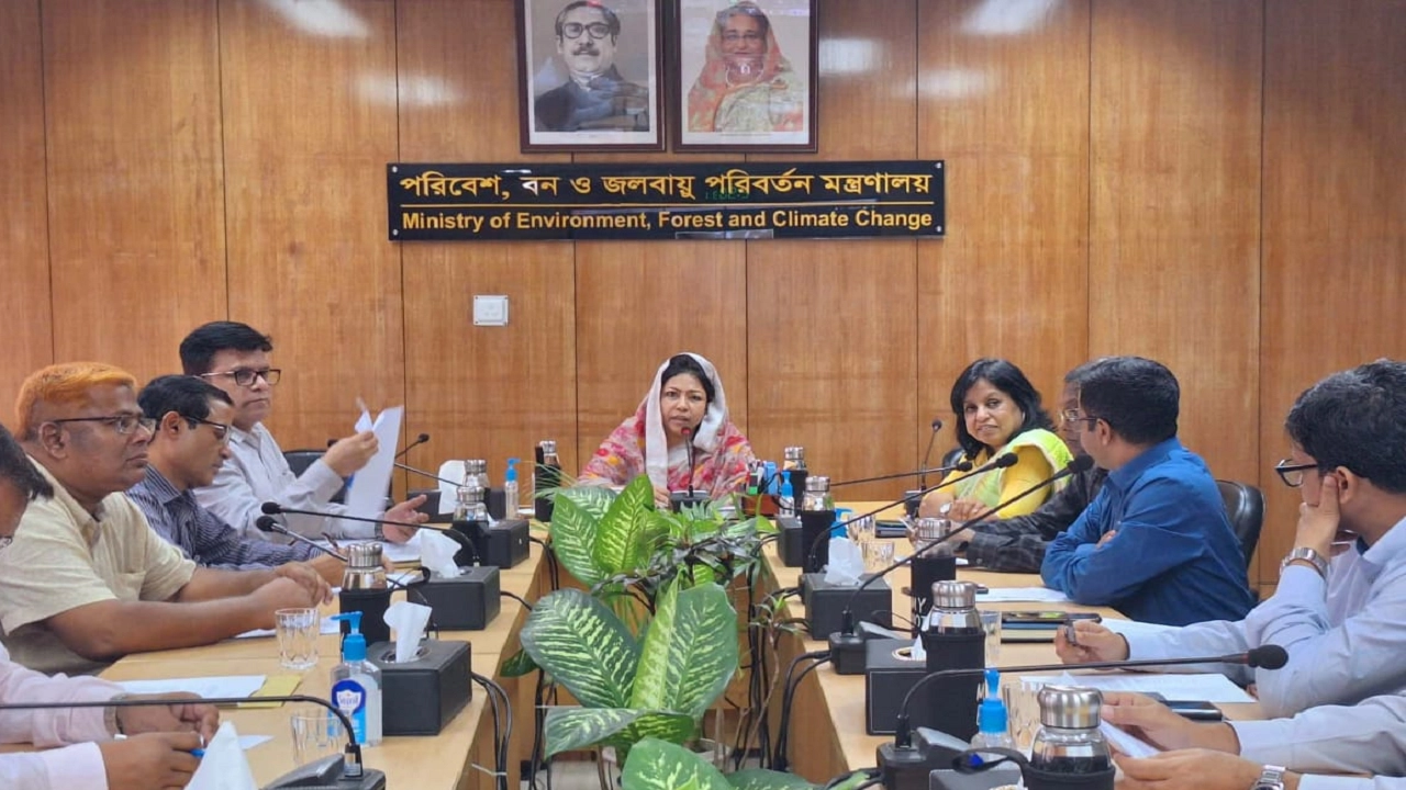 বাংলাদেশ সচিবালয়ে মন্ত্রণালয়ের সভাকক্ষে কোরবানি করা পশুর উচ্ছিষ্টাংশ সুষ্ঠু ব্যবস্থাপনা ও অপসারণের মাধ্যমে পরিবেশ দূষণ রোধকল্পে করণীয় বিষয়ে এক আলোচনাসভা অনুষ্ঠিত হয়। ছবি : সংগৃহীত