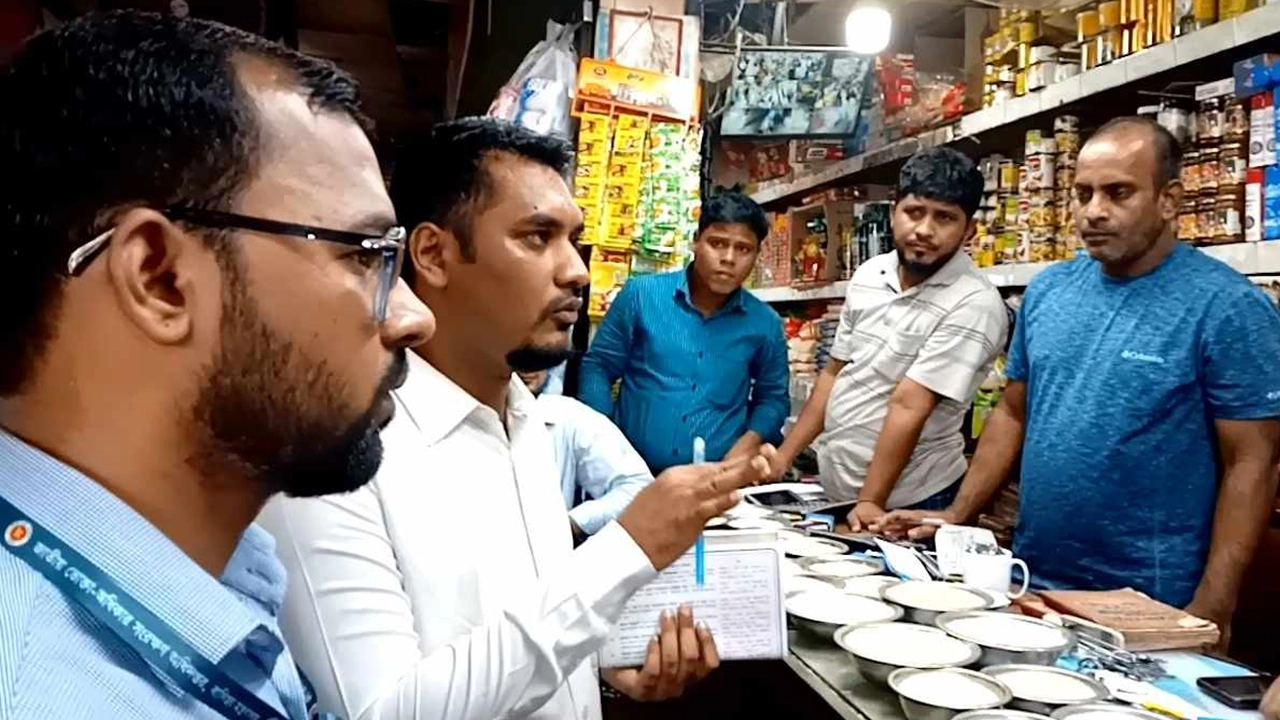চট্টগ্রাম নগরীতে জাতীয় ভোক্তা অধিকার সংরক্ষণ অধিদপ্তরের অভিযান। ছবি : কালবেলা