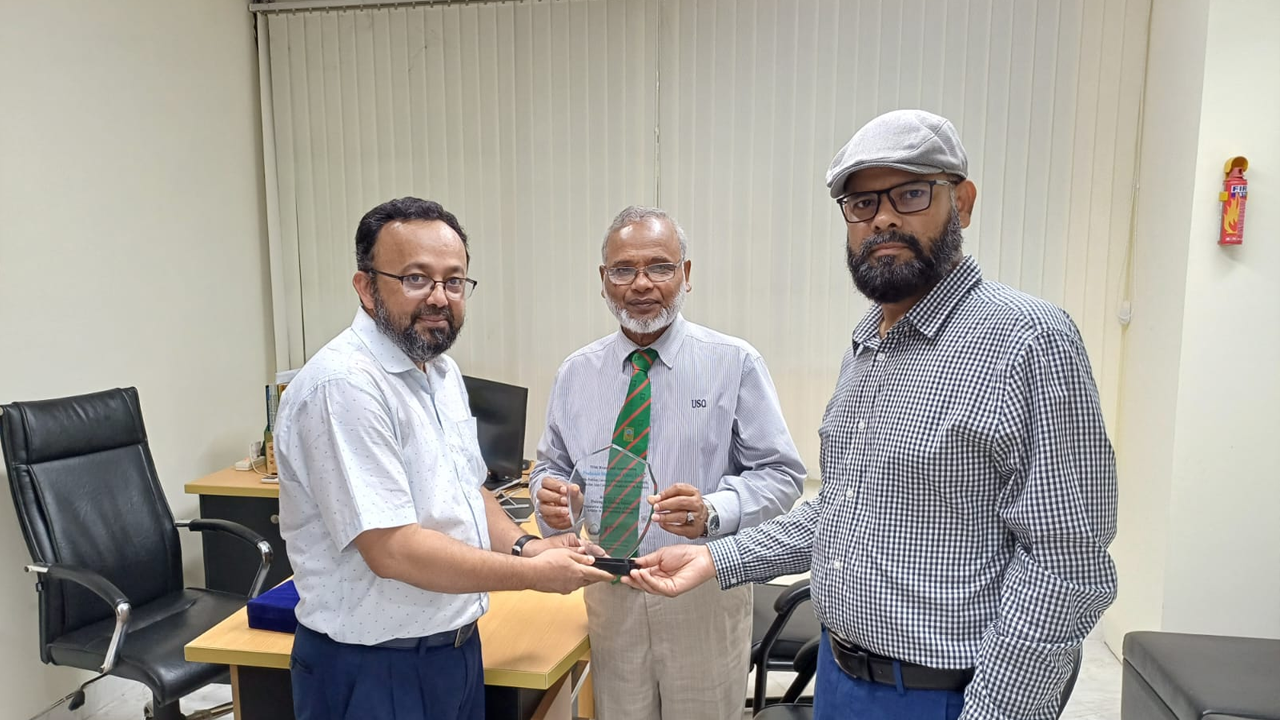 শাবিপ্রবির গবেষণা কর্মশালার উপস্থাপক এশিয়ান ইউনিভার্সিটি অব বাংলাদেশের উপাচার্য প্রফেসর ড. খান (মাঝে)। ছবি : সংগৃহীত