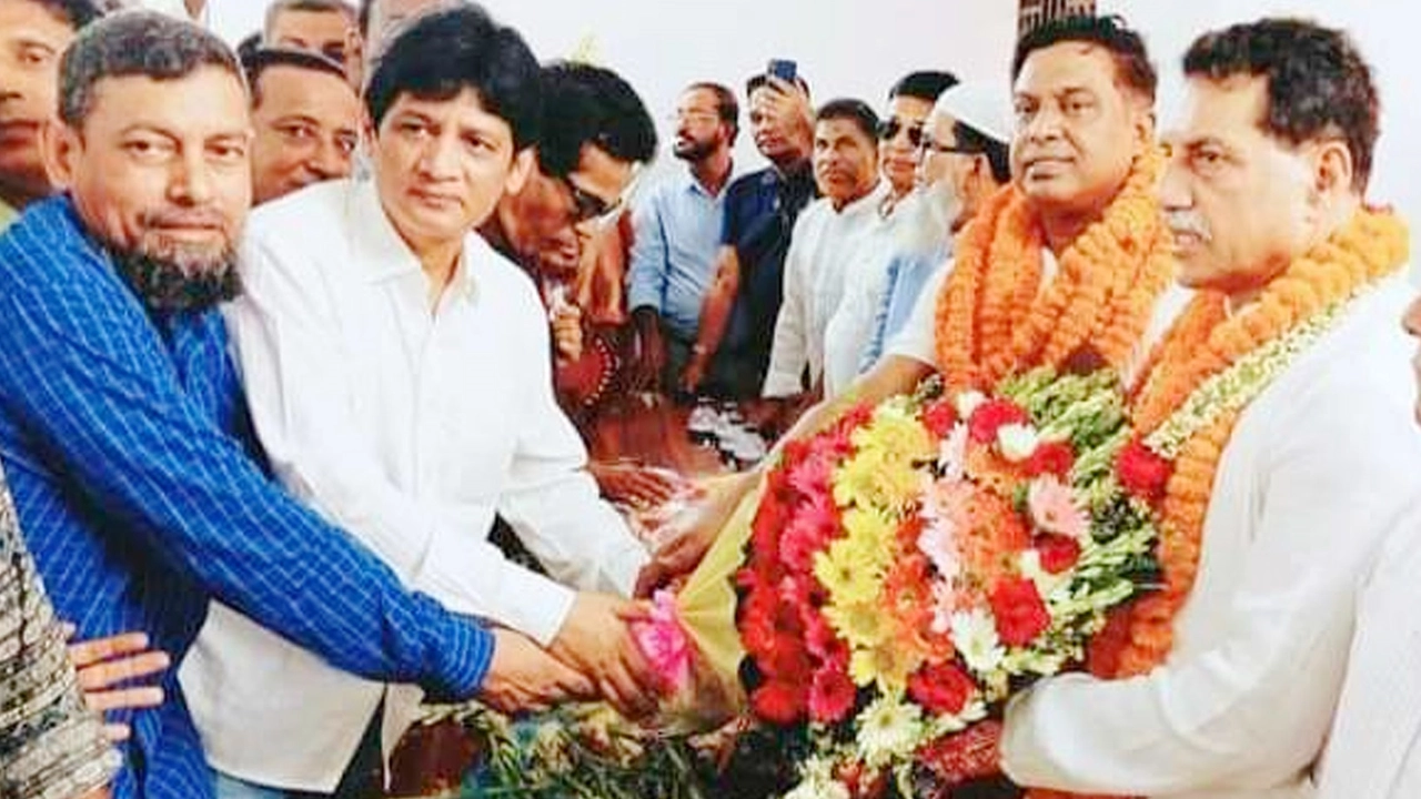 নরসিংদীতে দলীয় নেতাকর্মীদের ভালোবাসায় সিক্ত বিএনপি নেতা খায়রুল কবির খোকন। ছবি : কালবেলা