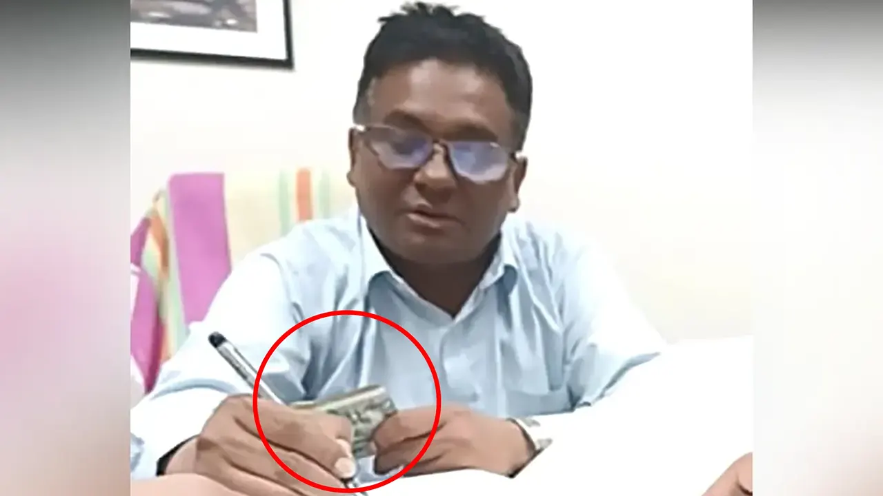 ফাইল স্বাক্ষরের সময় সেবা গ্রহীতা থেকে ঘুষ নিচ্ছেন ঔষধ প্রশাসন অধিদপ্তরের সাবেক উপপরিচালক আব্দুল মালেক।  ছবি : সংগৃহীত
