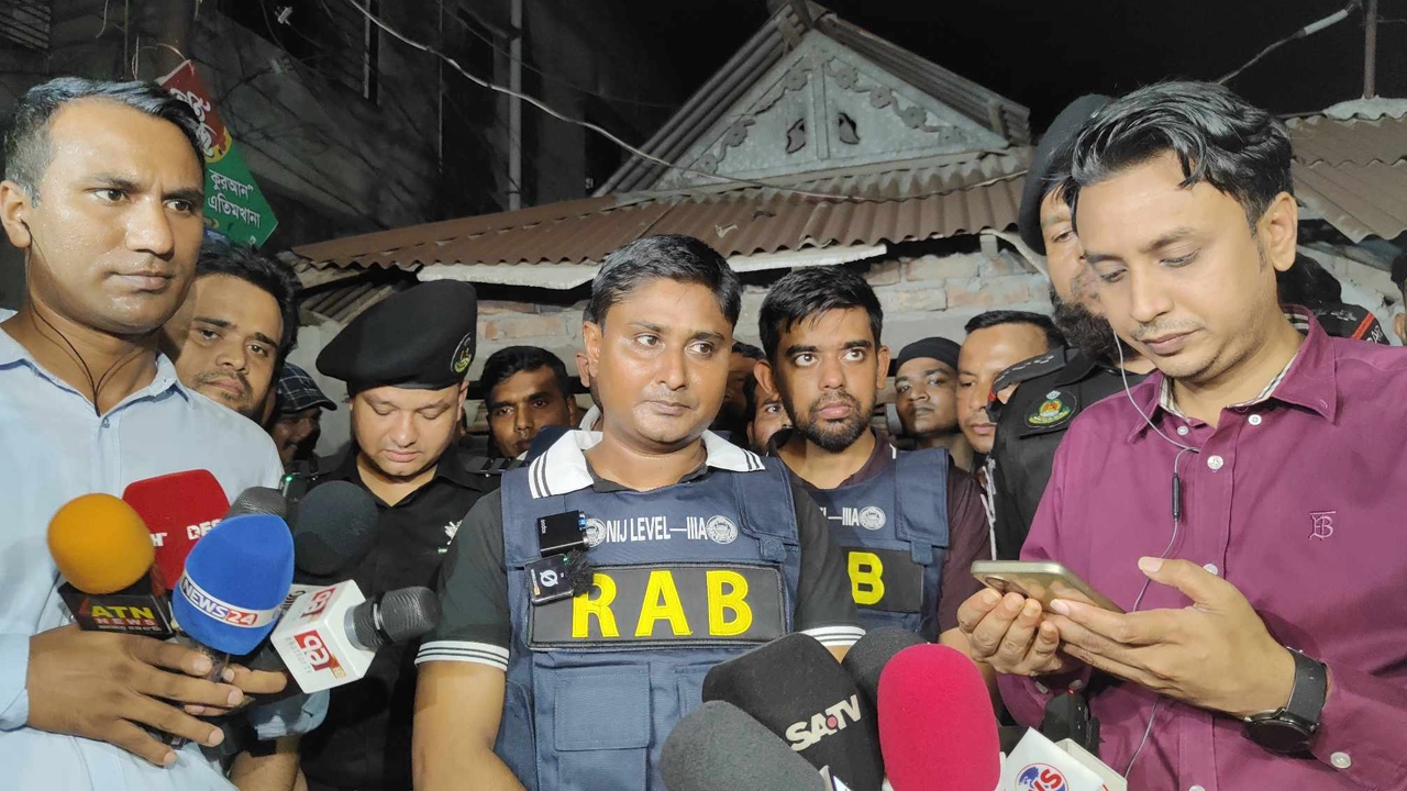 রাজধানীর বাড্ডায় অভিযানের পর র‌্যাবের ব্রিফিং। ছবি : কালবেলা