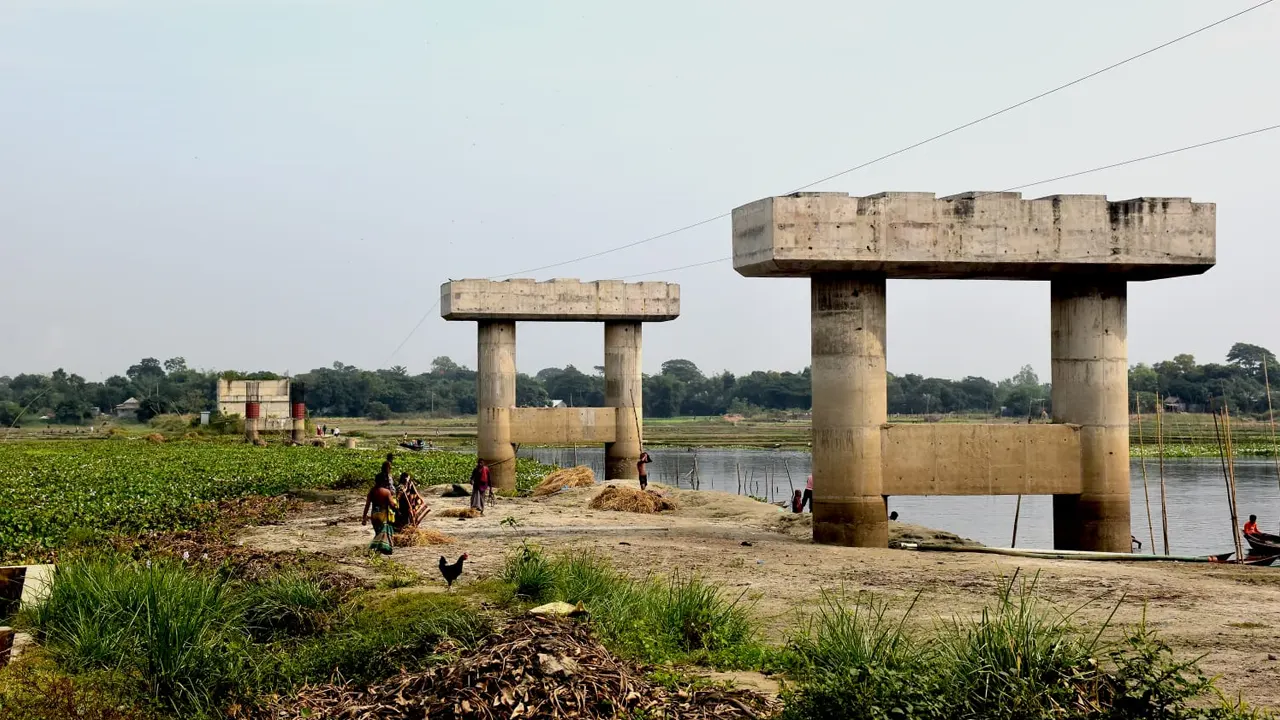 ছয় বছরে নির্মাণ হয়েছে মাত্র দুটি পিলার। ছবি : কালবেলা
