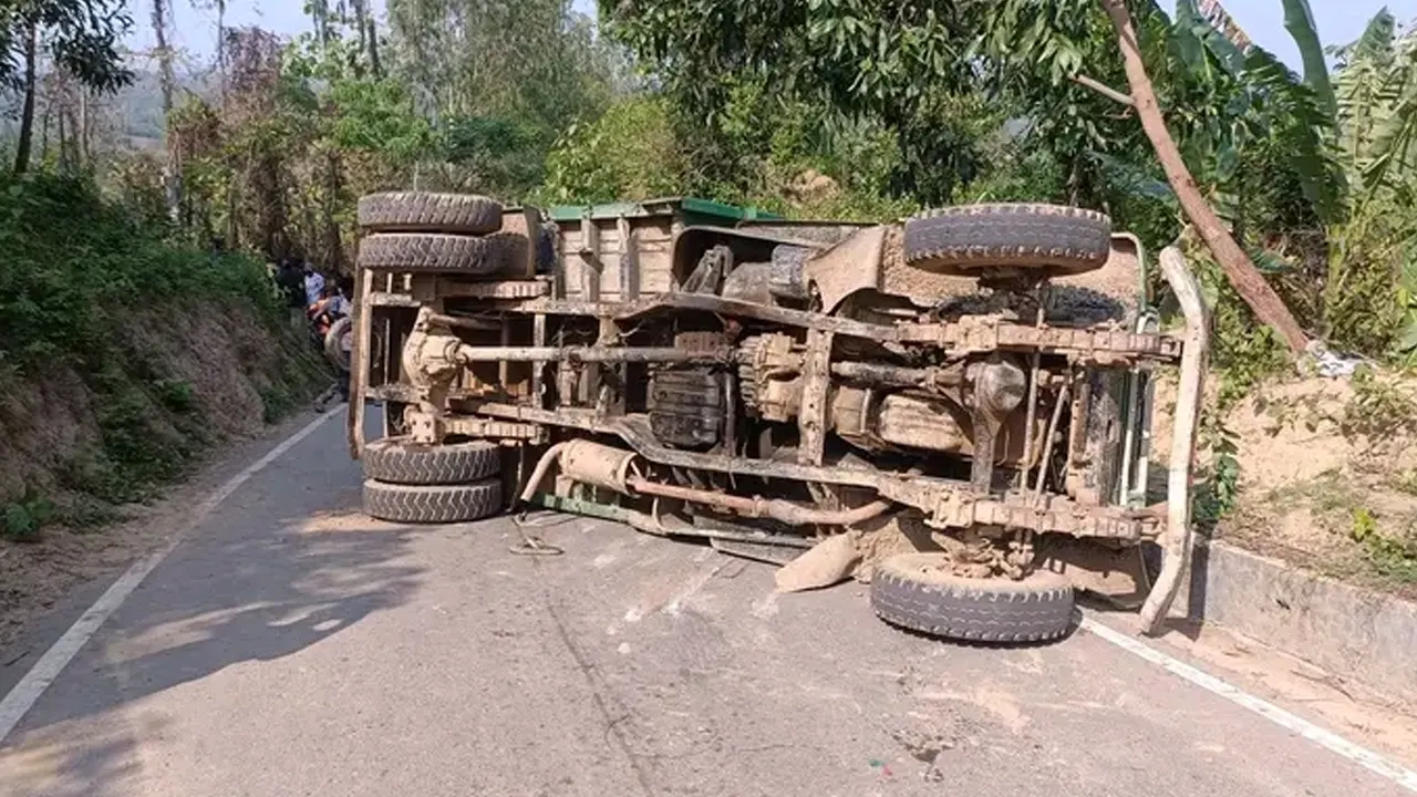 শ্রমিকদের নিয়ে উল্টে যাওয়া ট্রাক। ছবি : কালবেলা