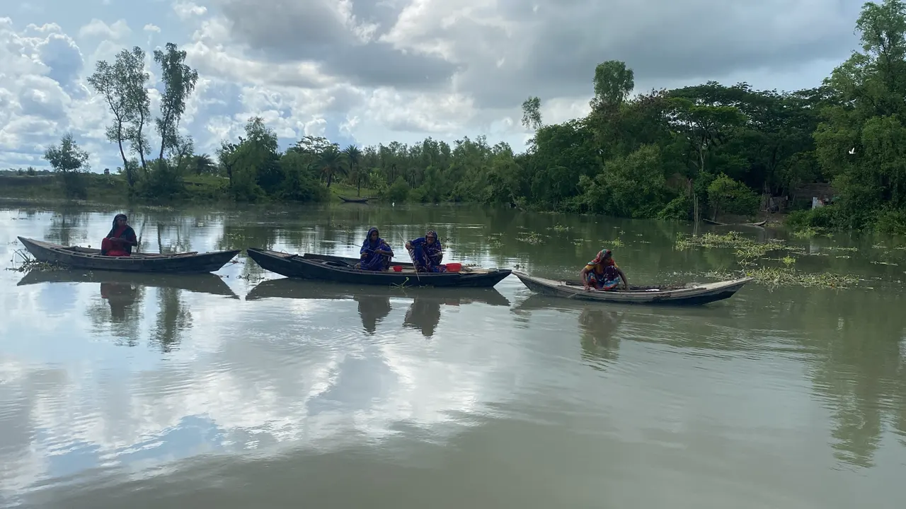 নৌকায় করে নদীতে মাছ ধরছেন চার বোন। ছবি : কালবেলা