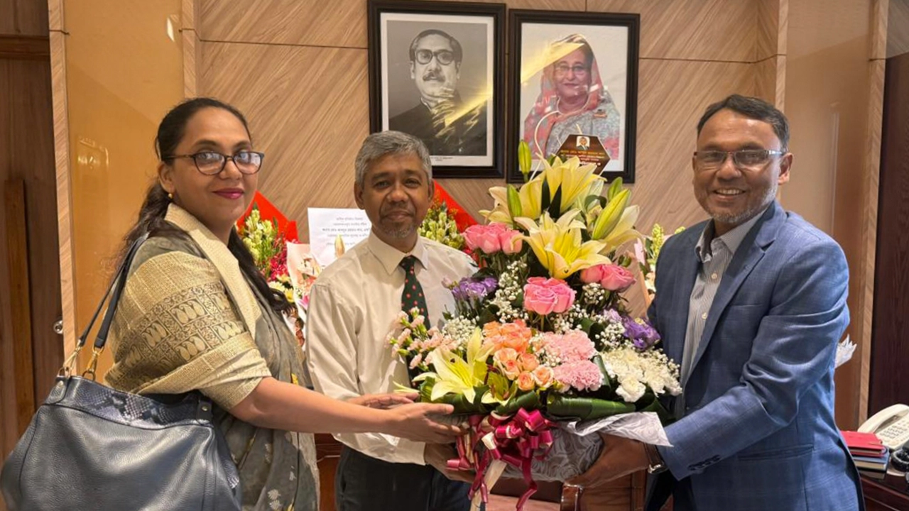 আর্থিক প্রতিষ্ঠান বিভাগের সচিবকে রূপালী ব্যাংকের ফুল দিয়ে শুভেচ্ছা ও অভিনন্দন। ছবি : কালবেলা