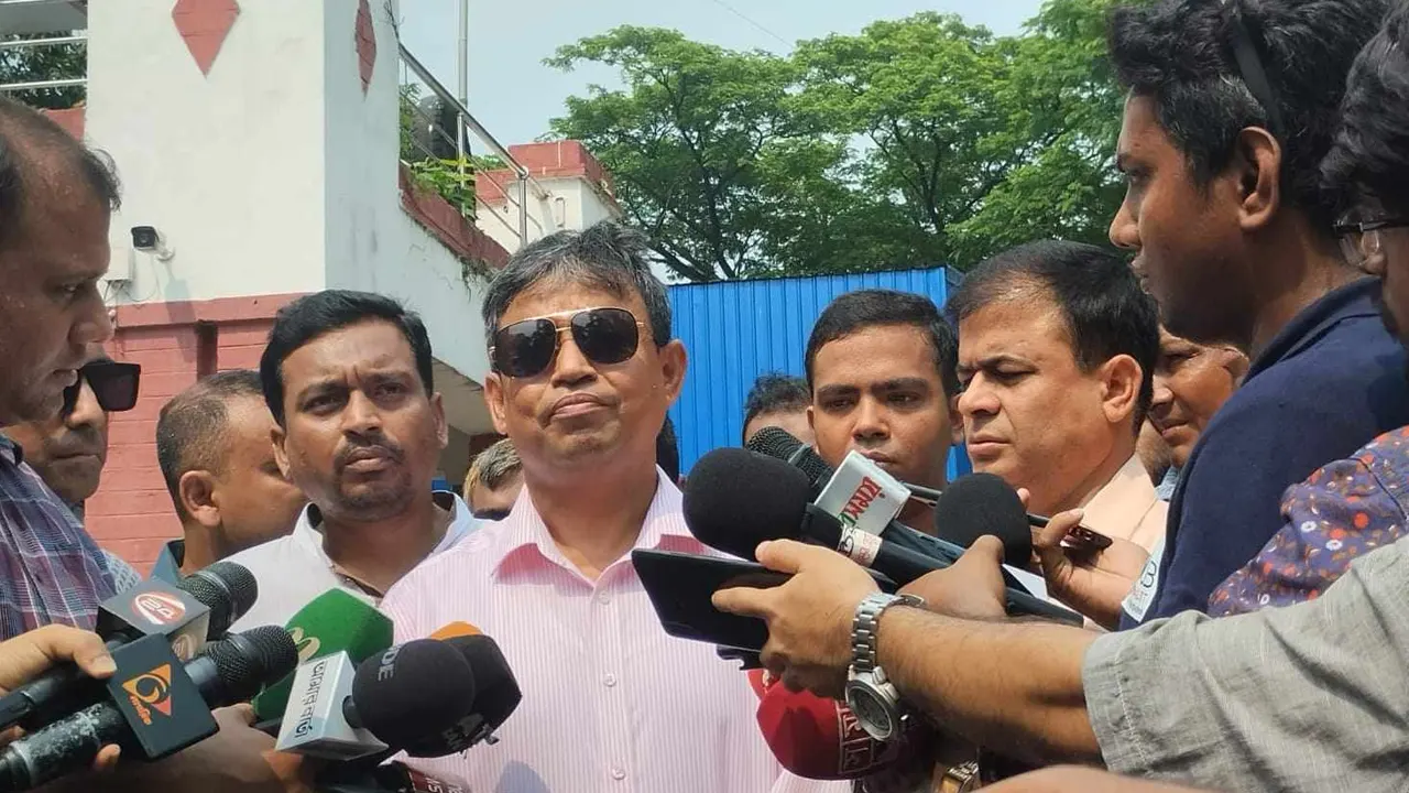 বুধবার দুপুরে রাজধানীর মিন্টো রোডে ডিবি কার্যালয়ের সামনে সাংবাদিকদের সঙ্গে কথা বলেন ডিবিপ্রধান মোহাম্মদ হারুন অর রশীদ। ছবি : কালবেলা