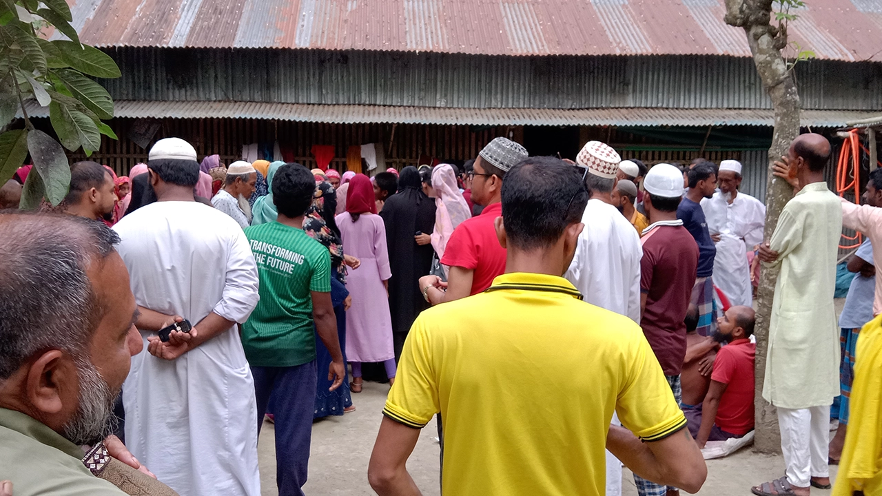 বজ্রপাতে মারা যাওয়া রিফাতের বাড়িতে প্রতিবেশী ও স্বজনদের ভিড়।