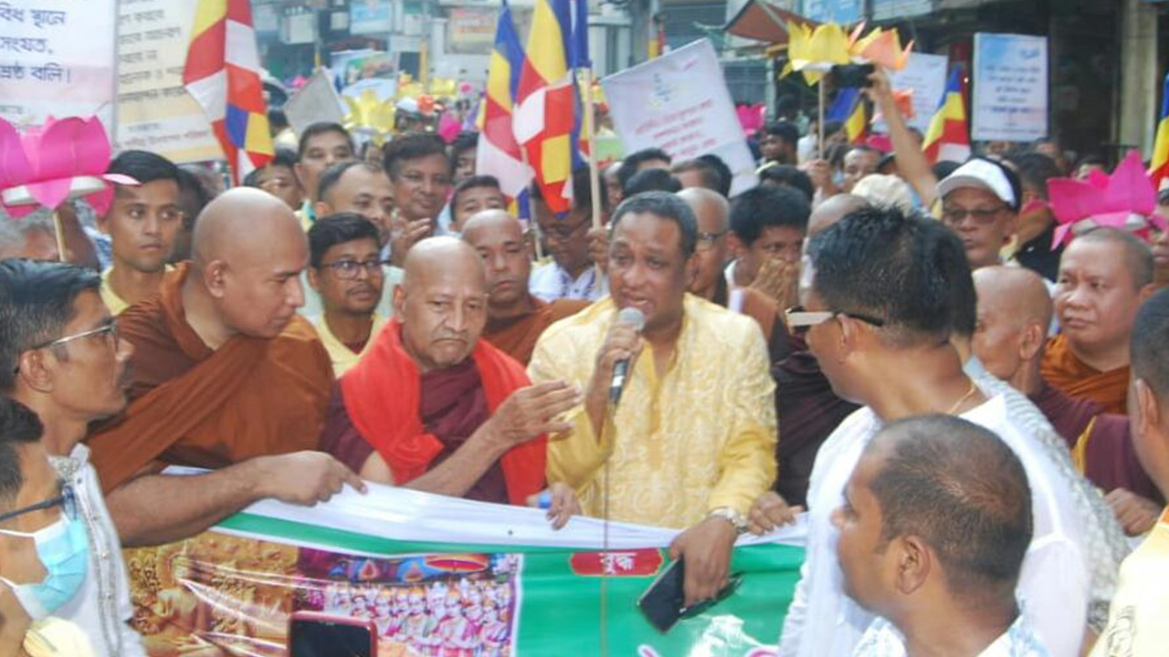 চট্টগ্রাম বুদ্ধ পূর্ণিমা উপলক্ষে বৌদ্ধ বিহারের সামনে থেকে শোভাযাত্রা। ছবি : কালবেলা