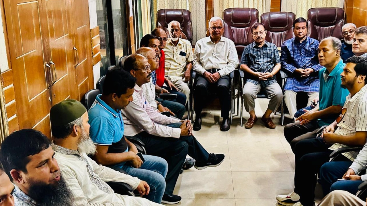 জাতীয় প্রেস ক্লাবে বাংলাদেশ সম্মিলিত পেশাজীবী পরিষদ কর্তৃক অনুষ্ঠিত সভায় বক্তারা। ছবি : কালবেলা