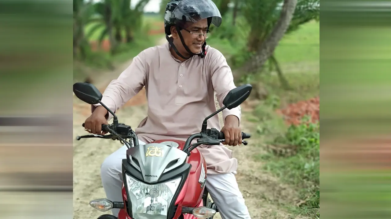 সংসদ সদস্য আনোয়ারুল আজিম আনার নিজ নির্বাচনী এলাকায় একাই মোটরসাইকেল নিয়ে ঘুরে বেড়াতেন। ছবি : কালবেলা