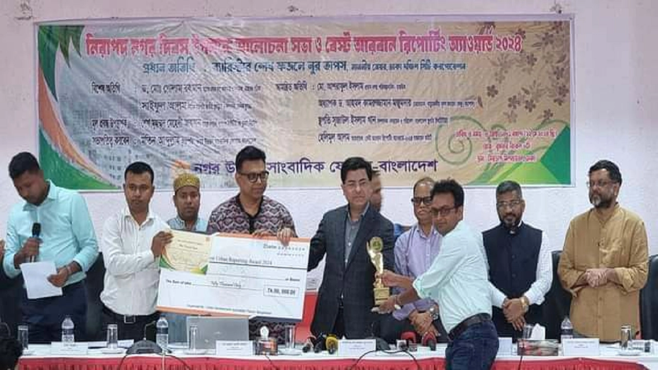 মেয়র শেখ ফজলে নূর তাপসের হাত থেকে সম্মাননা স্মারক হিসেবে ক্রেস্ট ও সনদ গ্রহণ করেন নাজমুল সাঈদ। ছবি : সংগৃহীত