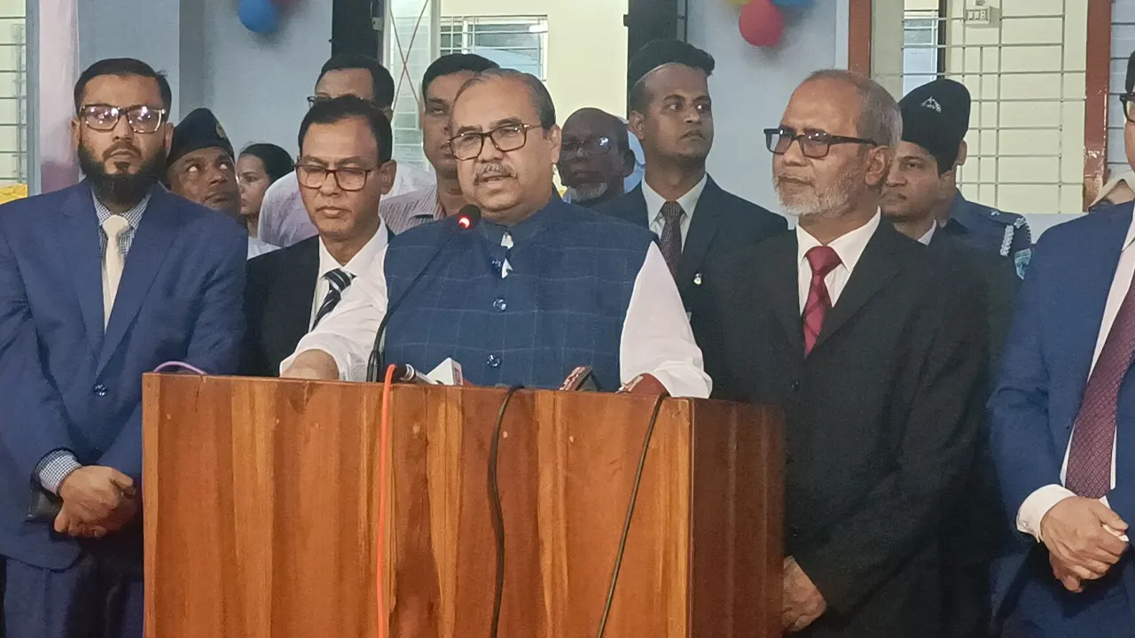 কুড়িগ্রাম জজকোর্টে ন্যায়কুঞ্জ উদ্বোধনে প্রধান বিচারপতি ওবায়দুল হাসান। ছবি : কালবেলা