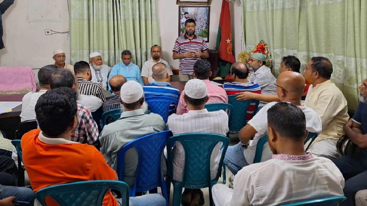 ঢাকা মহানগর দক্ষিণ বিএনপির জোন-৩ এর সঙ্গে এক মতবিনিময় সভায় কথা বলেন রফিকুল আলম মজনু। ছবি : কালবেলা